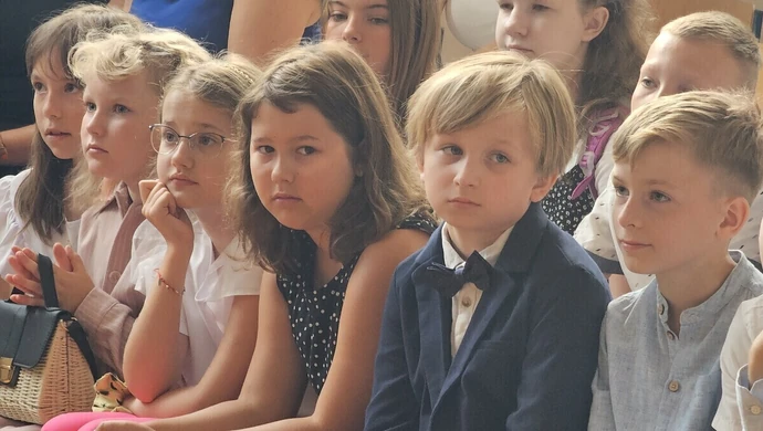 Uczniowie wracają do szkół. Pierwszy dzwonek zabrzmiał w SP 16 w Piotrkowie