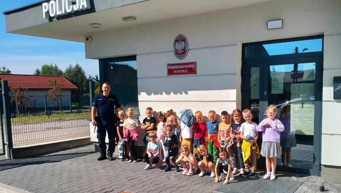 Dzieci na posterunku policji