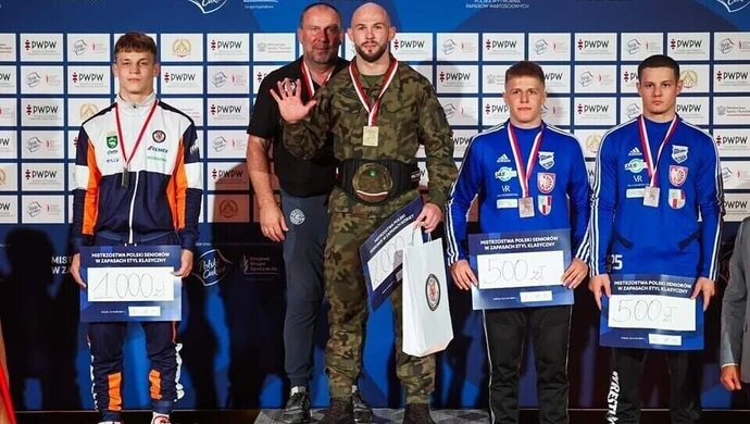 Mateusz Bernatek mistrzem Polski w zapasach. 5 medali dla AKS