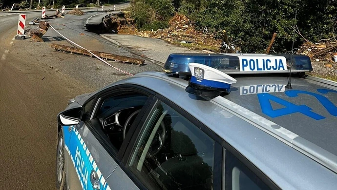 Piotrkowscy policjanci pomagają w akcji ratowniczej na terenach objętych powodzią