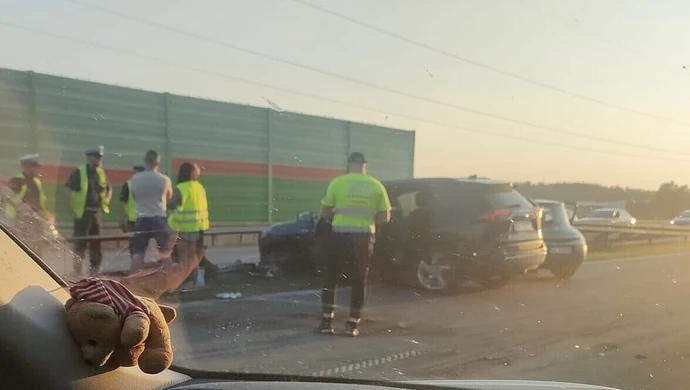 Zderzenie dwóch samochodów na S8