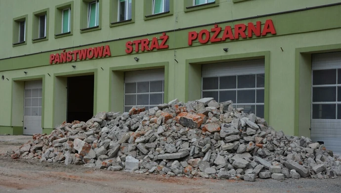 Niewybuch w piotrkowskiej straży pożarnej. Ewakuowano pracowników jednostki