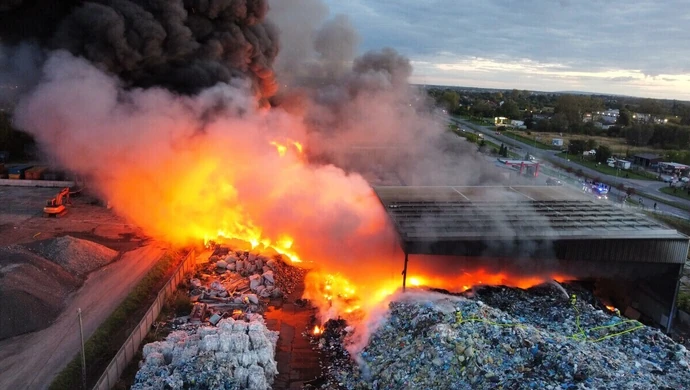 Gigantyczny pożar śmieci na Żelaznej w Piotrkowie ZDJĘCIA FILMY