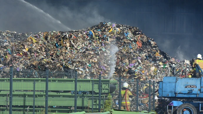 Dogaszanie pożaru wysypiska śmieci w Piotrkowie ZDJĘCIA FILM