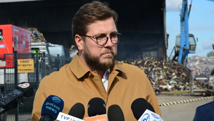 Konferencja prasowa Urzędu Miasta przed sortownią śmieci