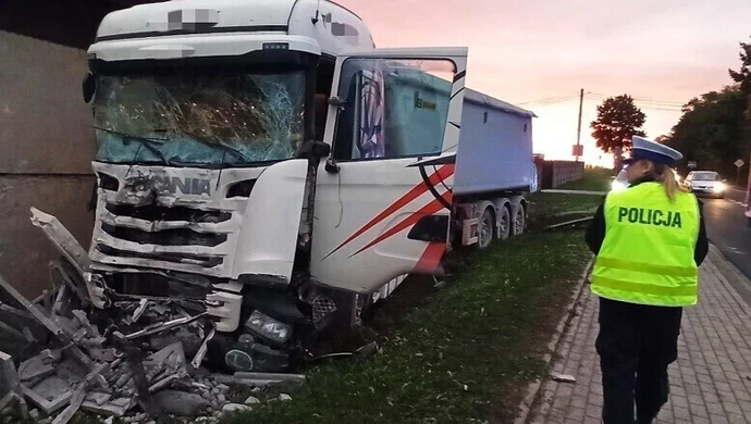 Zaśnięcie za kierownicą przyczyną poważnie wyglądającej kolizji drogowej