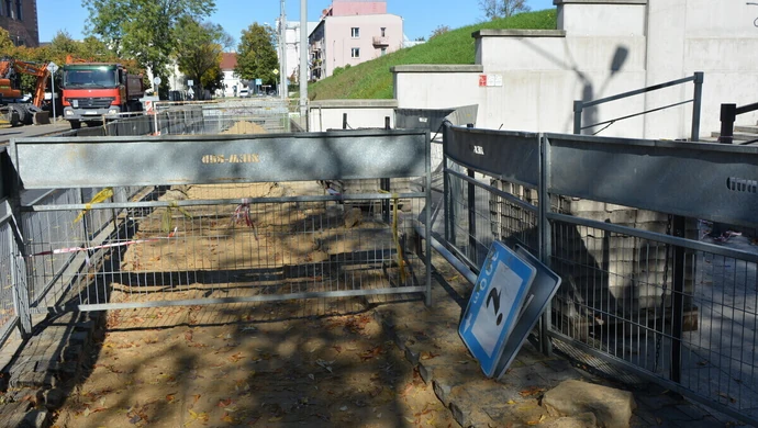 Wstrzymali prace na byłym cmentarzu. Czy potrzebna będzie ekshumacja?