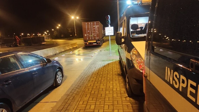 Inspektorzy zatrzymali nienormatywny pojazd w okolicach Wolborza. Trafił na parking strzeżony