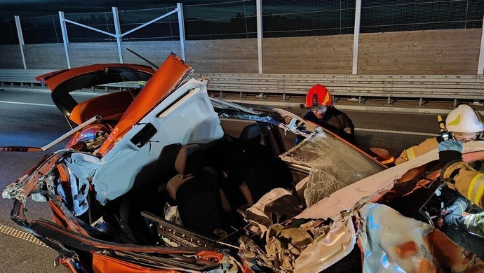 Zderzenie osobowego MG z Volvo. Wypadek na A1