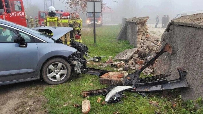 Nie dostosował prędkości i uderzył w mur