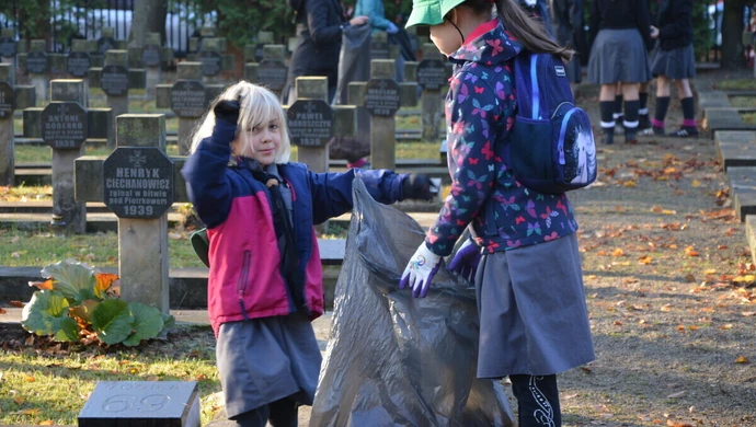 Posprzątali cmentarz wojenny w Piotrkowie