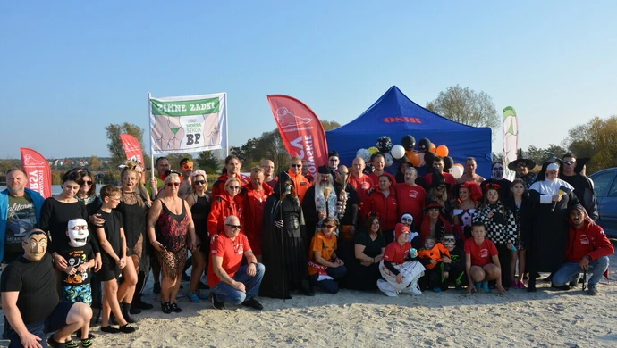 Morsy wracają do chłodnej wody. W tle akcja charytatywna dla Patryka