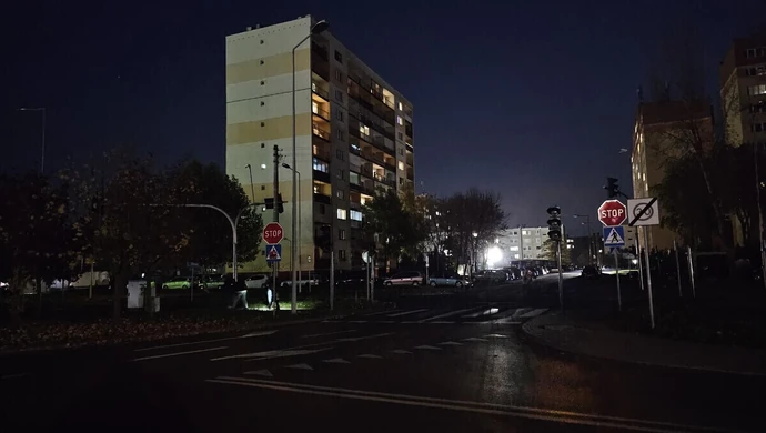"Delikatny falstart?" Dlaczego w niedzielę lampy w Piotrkowie zapaliły się tak późno?