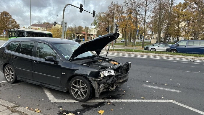 Zderzenie dwóch samochodów na skrzyżowaniu Kopernika i 3. Maja