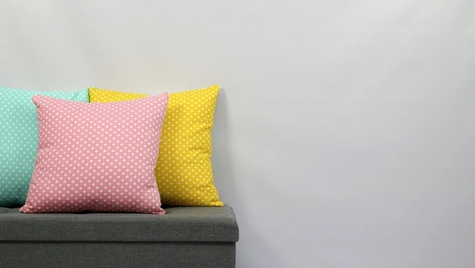 Koce i poduszki z nadrukiem: komfort i promocja w jednym