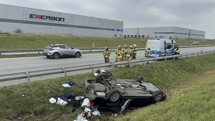 Dachowanie samochodu na S8 ZDJĘCIA