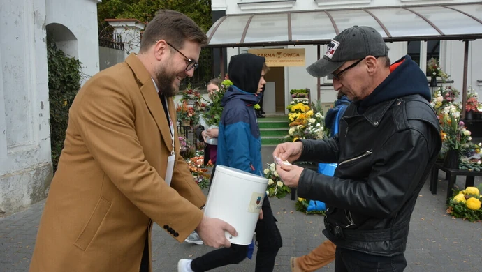 Trwa kwesta na rzecz ratowania zabytkowych nagrobków na piotrkowskim cmentarzu ZDJĘCIA