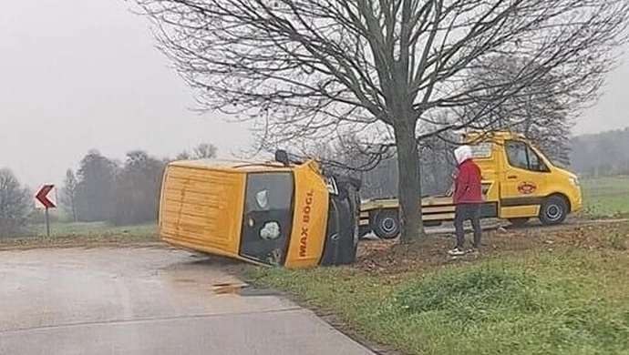 Wypadł z drogi i uderzył w drzewo