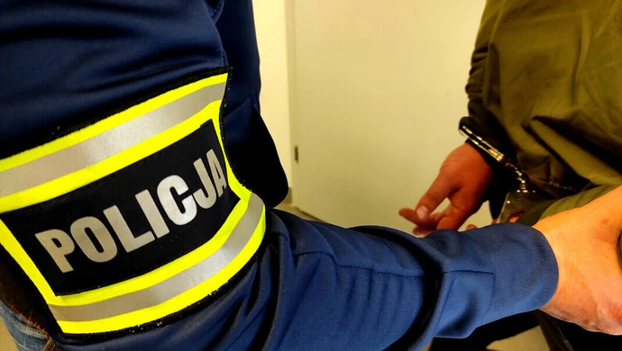Złodziej sklepowy w rękach policjantów