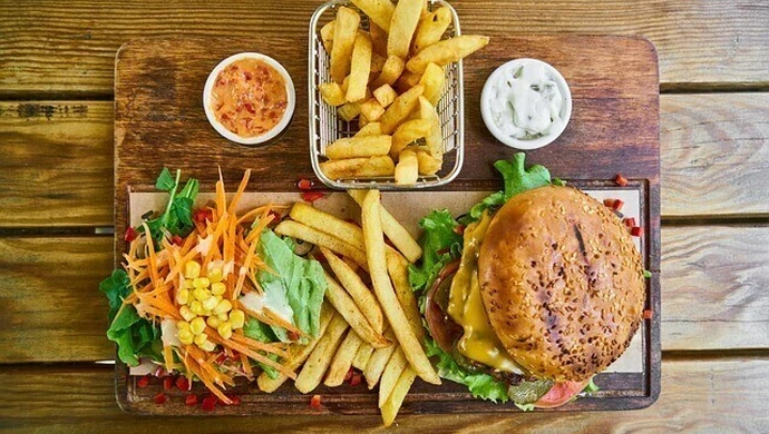 Ekspert w Dniu Zdrowego Jedzenia: młodzi Polacy jedzą nieregularnie i za dużo produktów przetworzonych