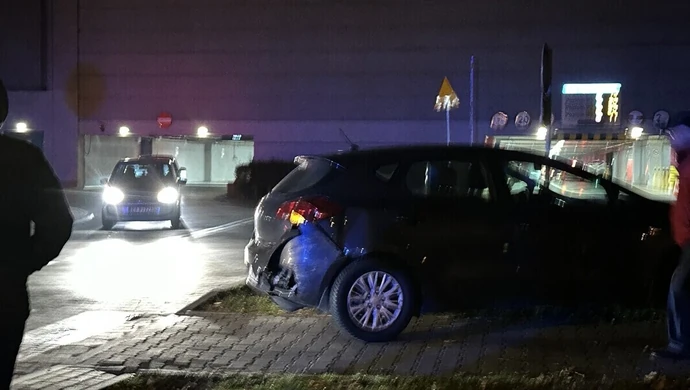 Zderzenie dwóch samochodów przy galerii