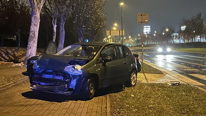 Zderzenie dwóch samochodów przed pasami