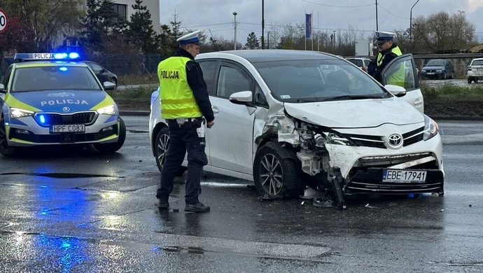 Zderzenie dwóch samochodów na Żelaznej w Piotrkowie