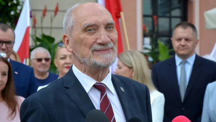 Policja ukarała Antoniego Macierewicza. Czy poseł straci prawo jazdy?