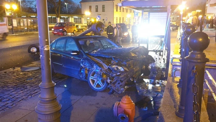 Wypadek na POW. Mercedes uderzył w przystanek