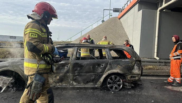 Pożar samochodu na węźle Piotrków - Południe