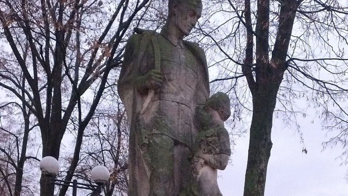 Pomnik na placu Niepodległości w Piotrkowie uznany za komunistyczny. Czy będzie zburzony?