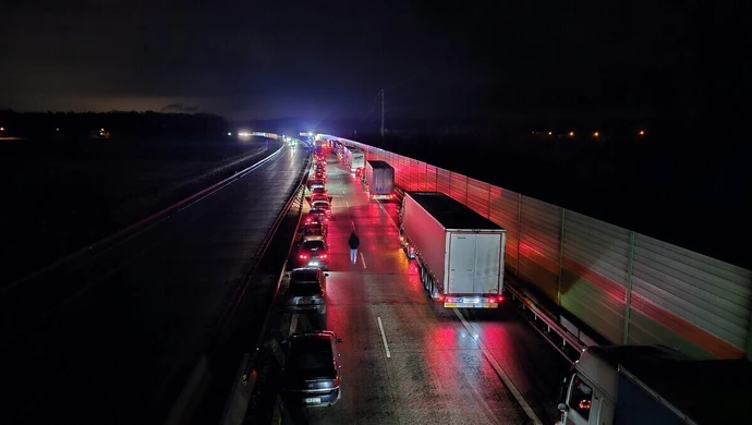 Kolizja dwóch aut na S8