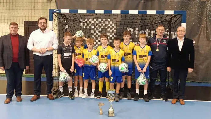 Stal Niewiadów z pucharem prezydenta Piotrkowa