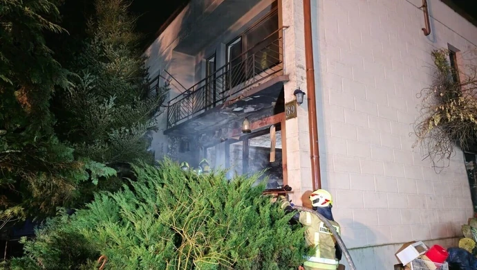 Dwudziestu strażaków gasiło pożar domu. 75-latka przewieziona do szpitala