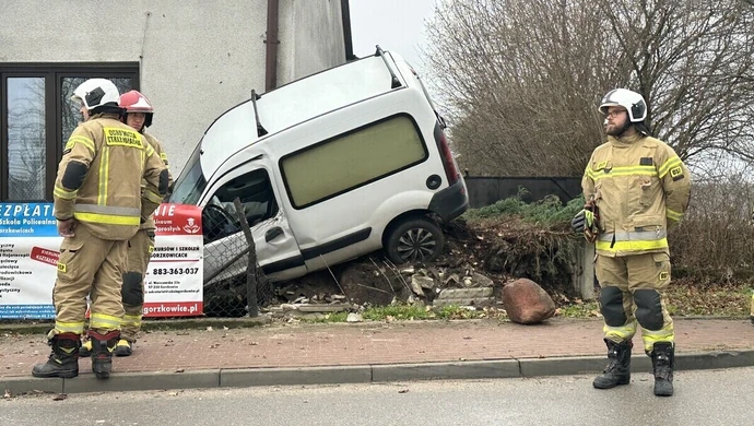 Pijany uderzył w płot w Mierzynie ZDJĘCIA