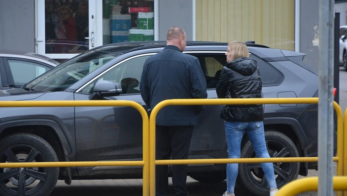 Wybili szybę w samochodzie i ukradli 60 tys. euro