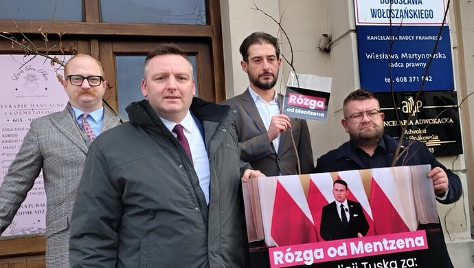 Rózga od Mentzena dla Tuska. Akcja przed biurem poselskim