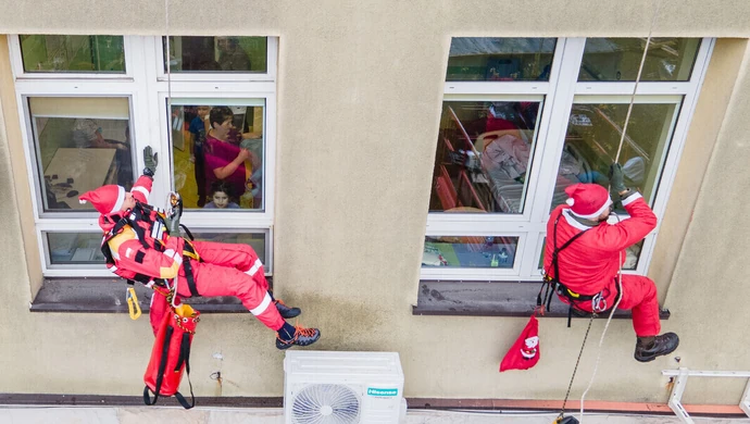 Mikołaj na dachu szpitala. W akcji żołnierze i WOPR-owcy