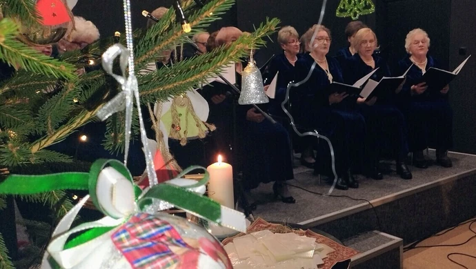 Klimat świąt podczas śpiewania kolęd w MOK w Piotrkowie