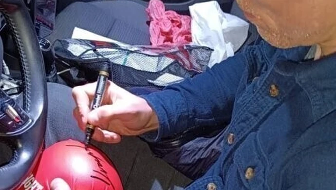 Wylicytuj rękawice z autografem mistrza i wesprzyj chorą Weronikę