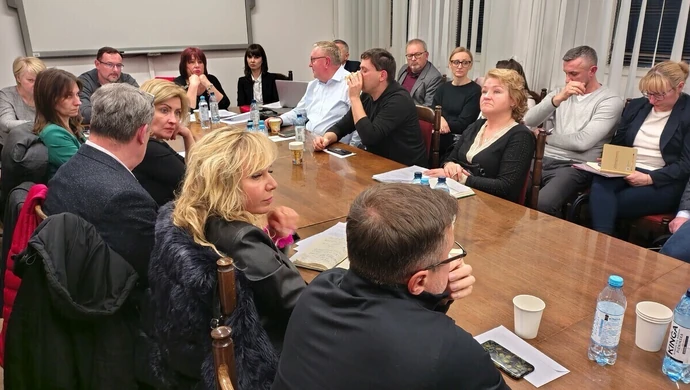 O budżecie, finansach dla rad osiedli, sesji nadzwyczajnej. Obrady Komisji Budżetu i Finansów RM w Piotrkowie