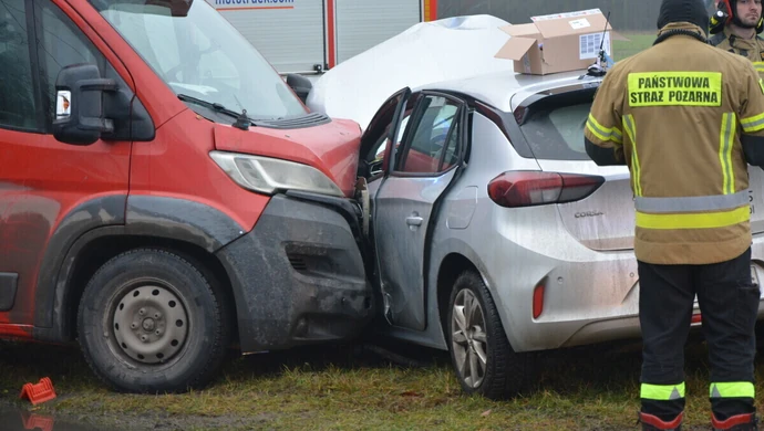 Zderzenie busa i osobówki w Żarnowicy