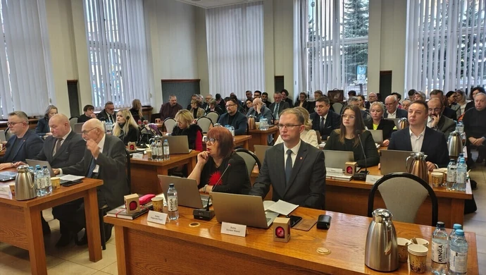 Piotrkowska Rada Miasta przyjęła budżet na 2025 rok. Tylko jeden radny był przeciw