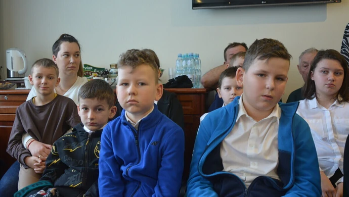 Rodzice protestowali przeciwko zamknięciu szkoły w Bogdanowie