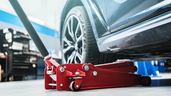 5 najważniejszych cech, na które warto zwrócić uwagę przy zakupie podnośnika samochodowego
