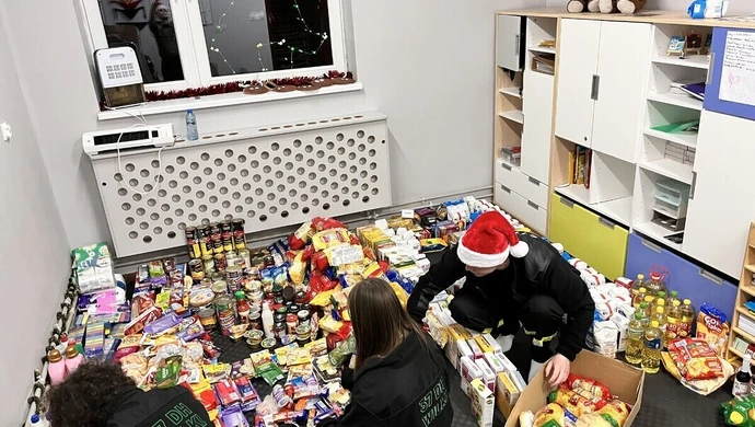 Harcerze 37. drużyny harcerskiej "Wilki" wraz z OSP przygotowali paczki na święta