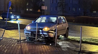 Volkswagen zawisł na słupkach (ZDJĘCIA)