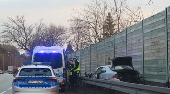 Wypadek na Miast Partnerskich. Mercedes utknął między barierą a ekranami (ZDJĘCIA)