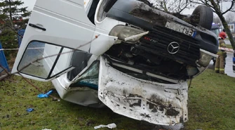 Dachowanie na Żelaznej. Kierowca był kompletnie pijany (ZDJĘCIA)