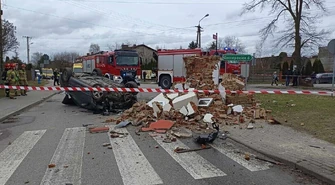 Wjechał w kapliczkę i dachował. Nietrzeźwy 25-latek przyznał się do kierowania [aktualizacja]